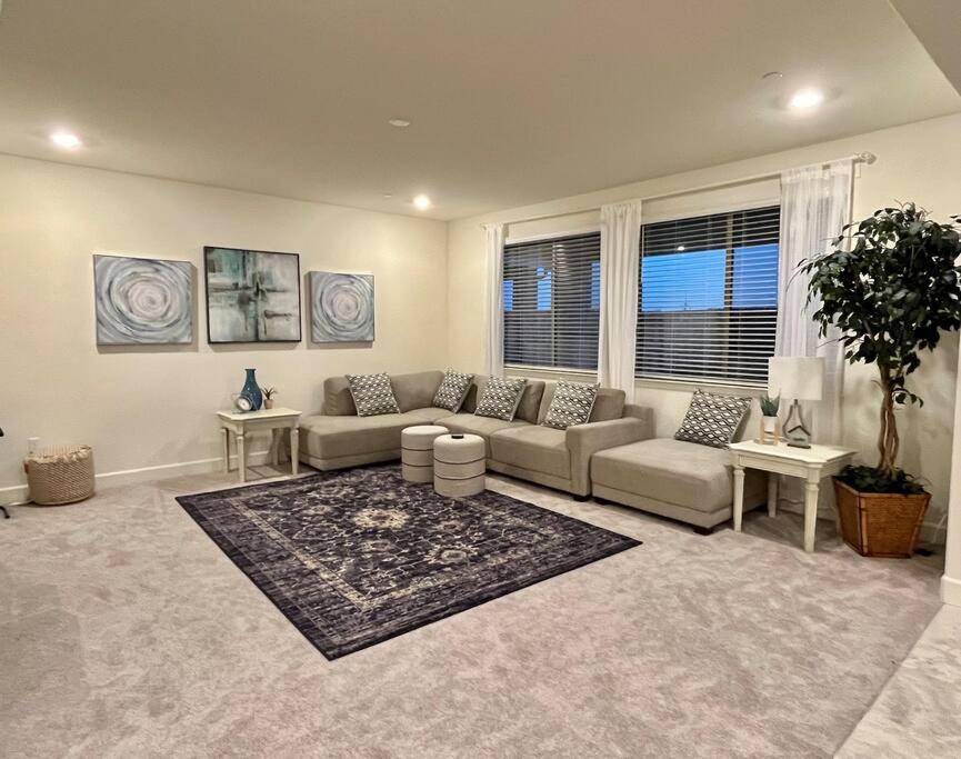 Brand-New, Beautiful & Stylish Home In Sacramento! Exterior photo