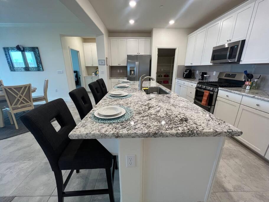 Brand-New, Beautiful & Stylish Home In Sacramento! Exterior photo